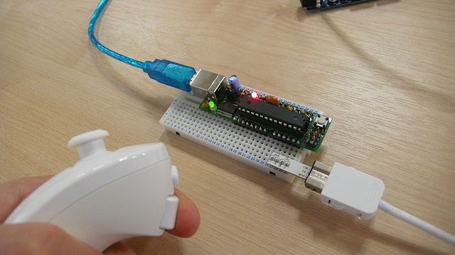 Irudian Wii nunchuck agintea eta Boardunio plaka bat konektatuta ikusten dira. Boardunino Arduinoren plaka kloniko bat da. Konexioa egiteko Weechuck edo antzeko adaptadorea erabiltzen da.